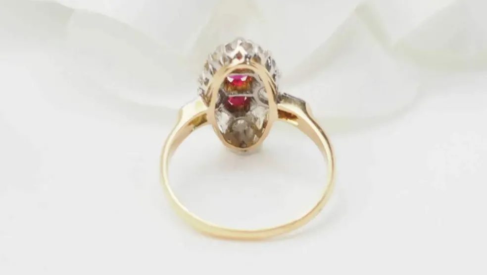 Bague ovale en or jaune, rubis et diamants