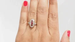Bague ovale en or jaune, rubis et diamants