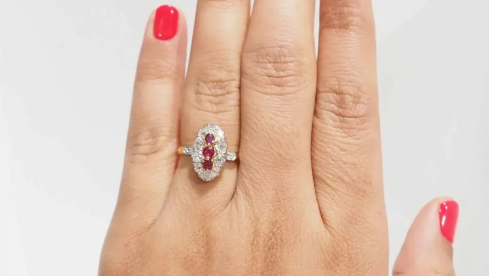 Bague ovale en or jaune, rubis et diamants