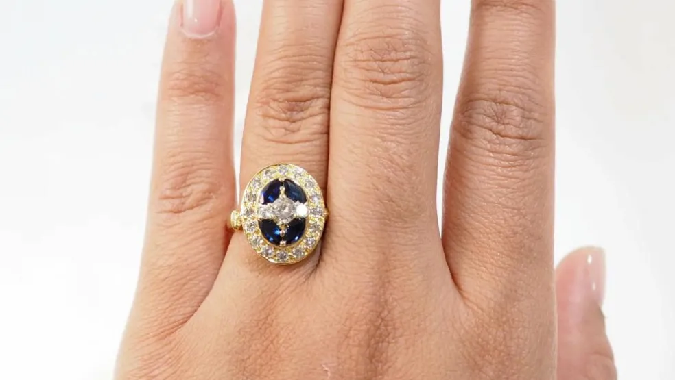 Bague ovale en or jaune, saphirs navette et diamants