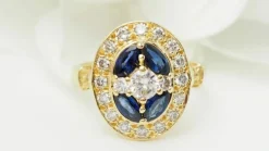 Bague ovale en or jaune, saphirs navette et diamants