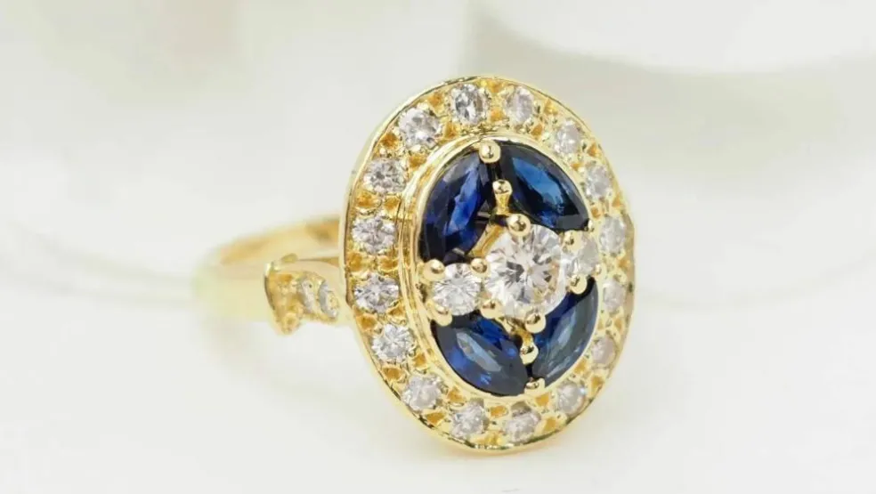 Bague ovale en or jaune, saphirs navette et diamants