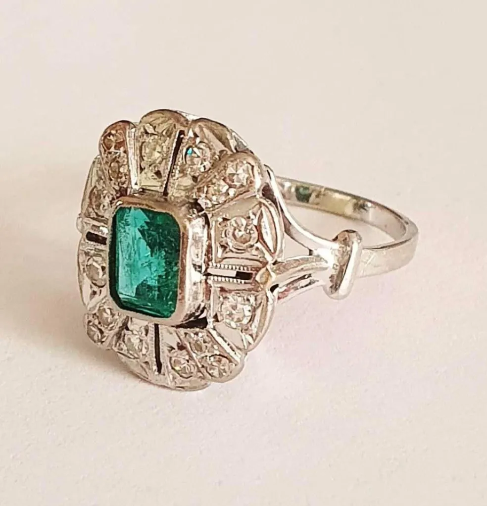 Bague ovale festonée or blanc, émeraude centrale rectangulaire entourée de diamants