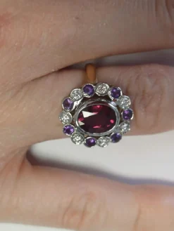 Bague ovale festonnée or 2 tons ornée d'une rhodolite