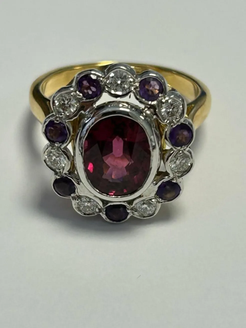 Bague ovale festonnée or 2 tons ornée d'une rhodolite