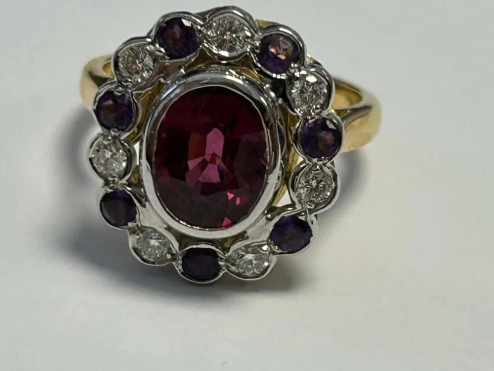 Bague ovale festonnée or 2 tons ornée d'une rhodolite