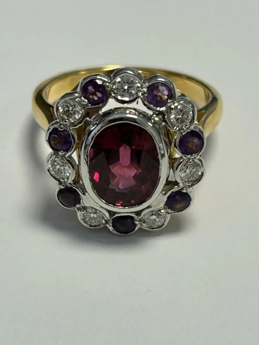 Bague ovale festonnée or 2 tons ornée d'une rhodolite