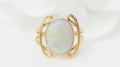 Bague ovale or jaune et opale