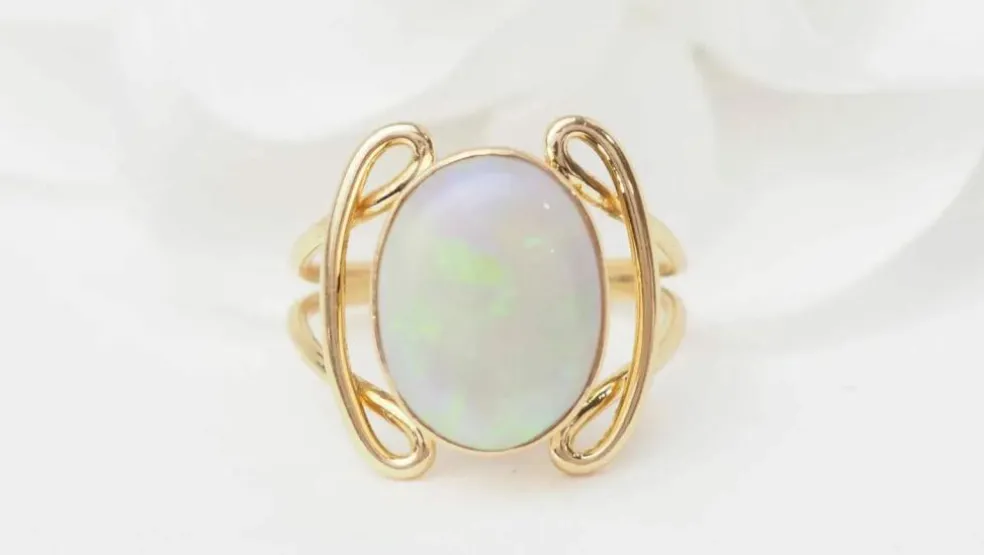 Bague ovale or jaune et opale