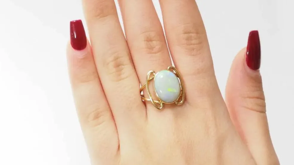 Bague ovale or jaune et opale