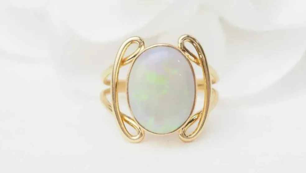 Bague ovale or jaune et opale
