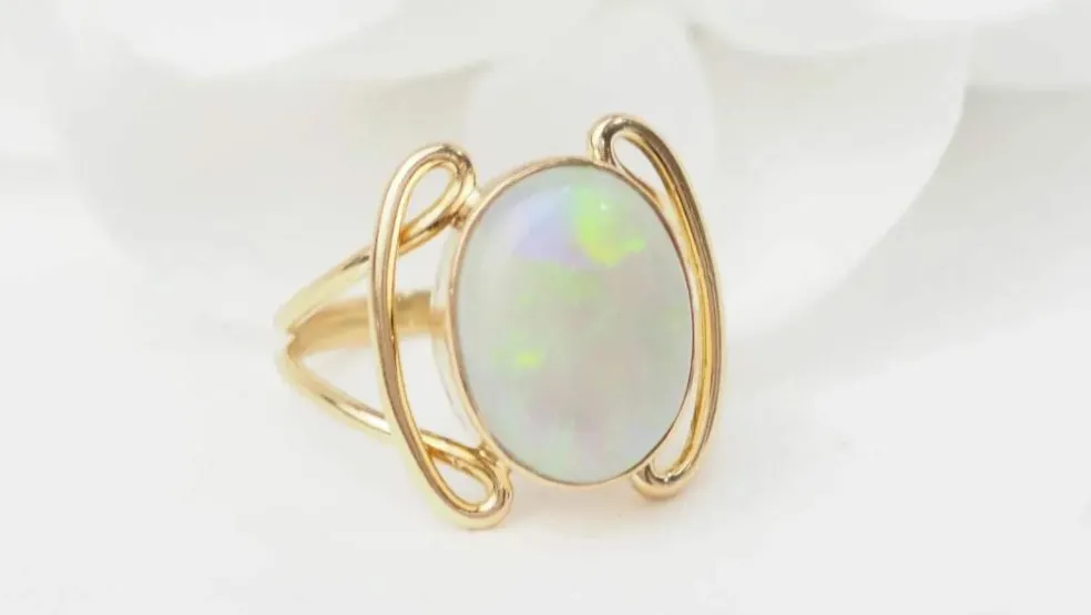 Bague ovale or jaune et opale