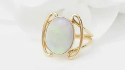 Bague ovale or jaune et opale