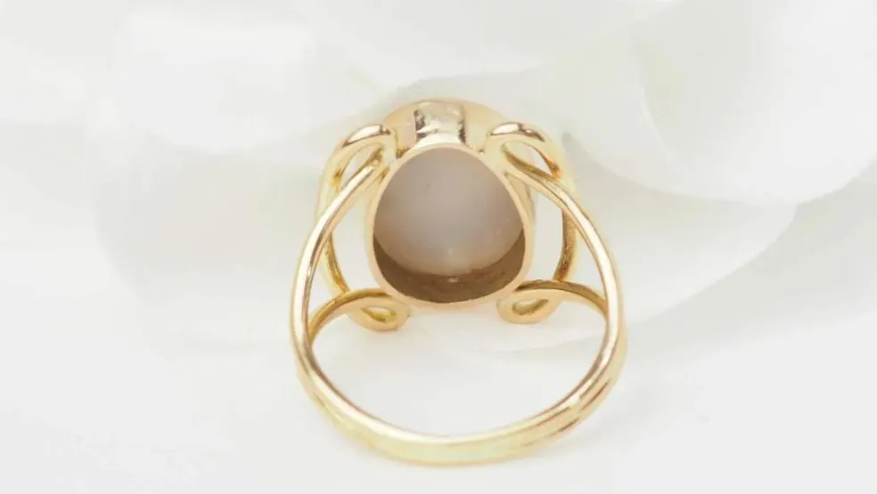 Bague ovale or jaune et opale