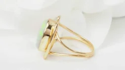 Bague ovale or jaune et opale