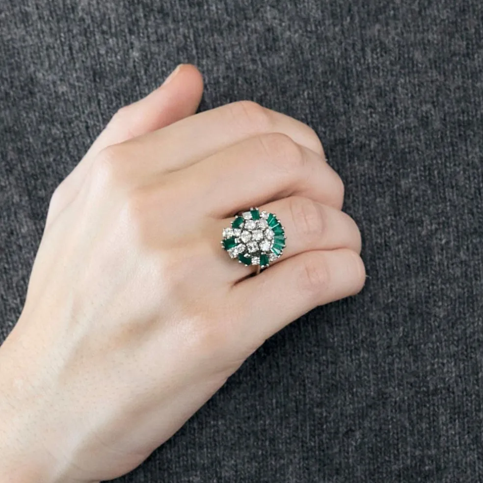 Bague panier ancienne or blanc, diamants, émeraudes baguettes