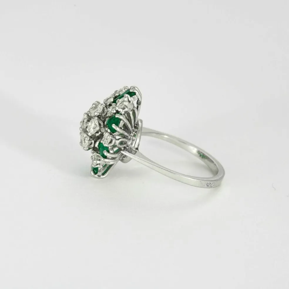 Bague panier ancienne or blanc, diamants, émeraudes baguettes