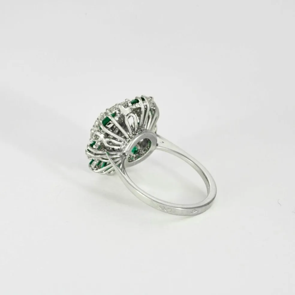 Bague panier ancienne or blanc, diamants, émeraudes baguettes