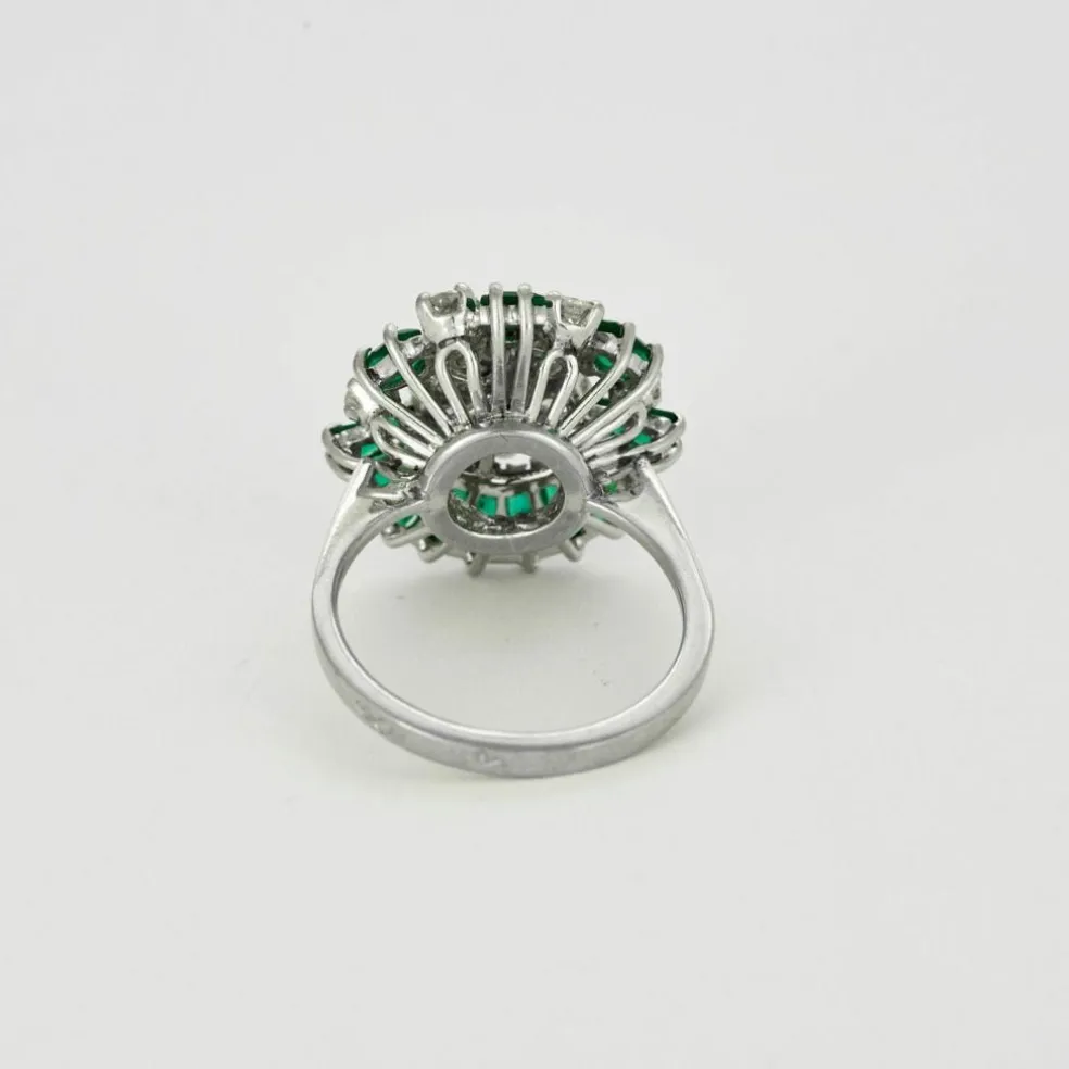Bague panier ancienne or blanc, diamants, émeraudes baguettes
