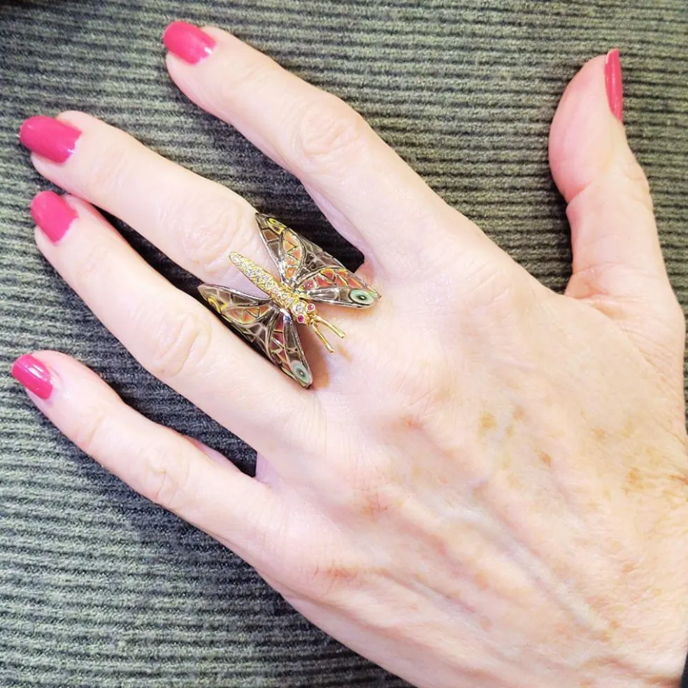 Bague papillon en or jaune 18 carats avec rubis, émail et diamants