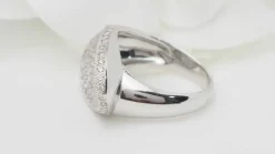 Bague pavage en or blanc et diamants