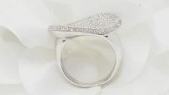 Bague pavage en or blanc et diamants
