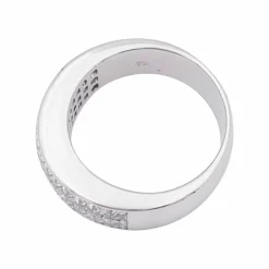 Bague pavage or blanc, diamants princesse.