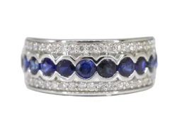 Bague pavée en or blanc avec diamants et saphir