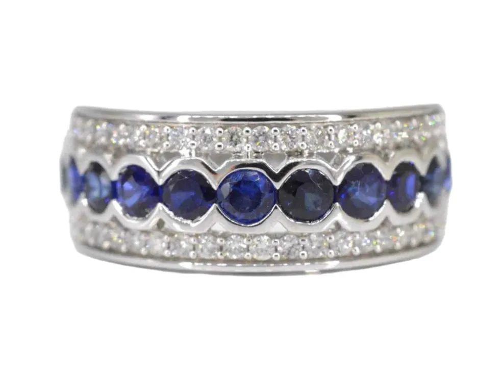 Bague pavée en or blanc avec diamants et saphir