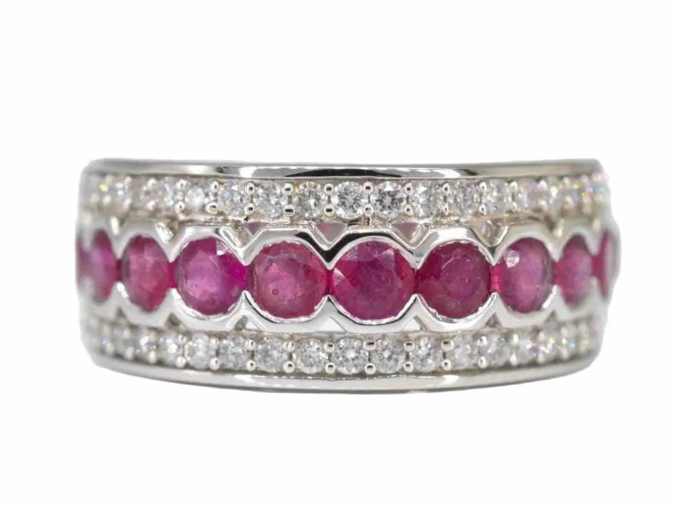 Bague pavée en or blanc avec diamants et rubis