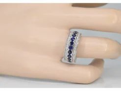 Bague pavée en or blanc avec diamants et saphir