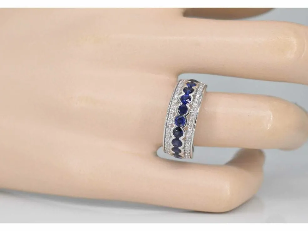 Bague pavée en or blanc avec diamants et saphir