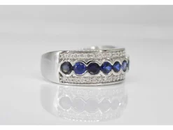 Bague pavée en or blanc avec diamants et saphir