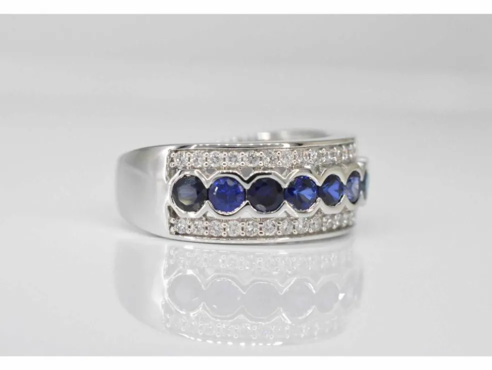 Bague pavée en or blanc avec diamants et saphir