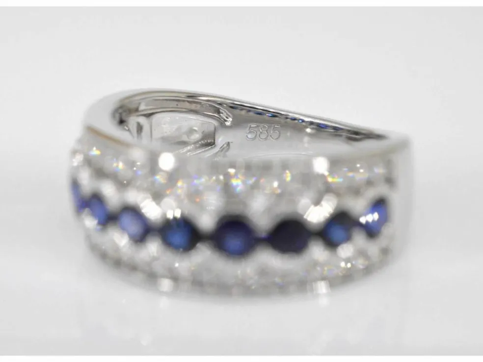 Bague pavée en or blanc avec diamants et saphir