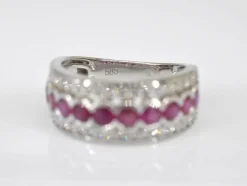 Bague pavée en or blanc avec diamants et rubis