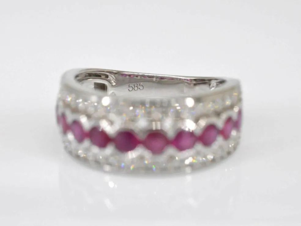 Bague pavée en or blanc avec diamants et rubis