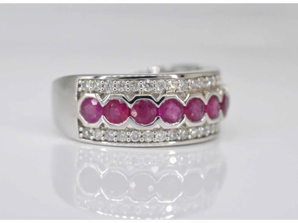 Bague pavée en or blanc avec diamants et rubis