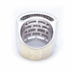 Bague pavée en or blanc et diamants