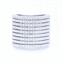 Bague pavée en or blanc et diamants
