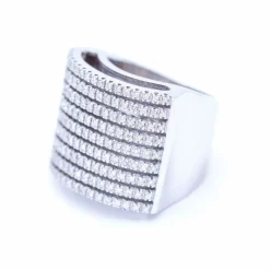 Bague pavée en or blanc et diamants