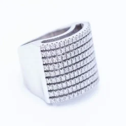 Bague pavée en or blanc et diamants
