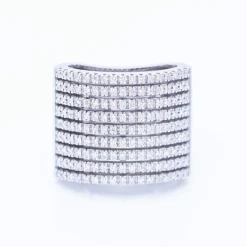 Bague pavée en or blanc et diamants