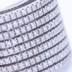 Bague pavée en or blanc et diamants