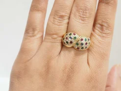 Bague pavée en or jaune, diamants et pierres précieuses