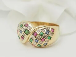 Bague pavée en or jaune, diamants et pierres précieuses