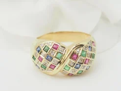 Bague pavée en or jaune, diamants et pierres précieuses