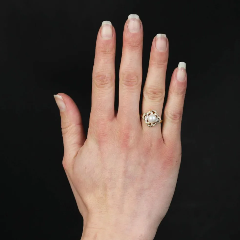 Bague perle de culture Akoya et sa monture ajourée et diamantée