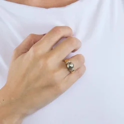 Bague perle de culture grise de Tahiti, or gris et diamants