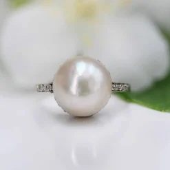 Bague perle Mabé et diamants en platine